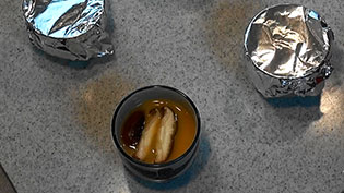 茶碗をアルミホイルでおおうまでは同じ手順