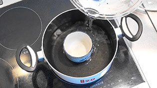鍋に空の茶碗蒸しの器を入れ、器の半分の高さまで水を注ぐ