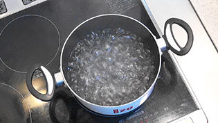 器を取り出し、火にかけ沸騰させる