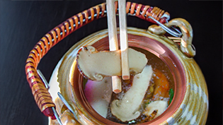 �y�r���珼�������o���A�������ɂ̂��悤�Ƃ��Ă���