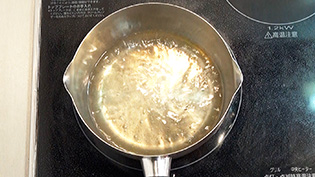 ��ɊÐ|�̍ޗ������ĉ��߁A�������O�ŉ΂��~�߂Ă���
