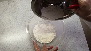 ���͕��ƃJ���[�����A���̓������{�E���ɐU������