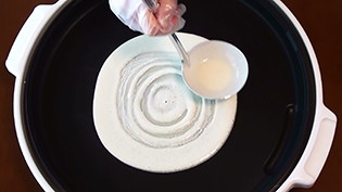 ���a20cm�̃N���[�v��ɂȂ�悤�����܂̔w�ŃO���O���Ɖ񂵂čL����