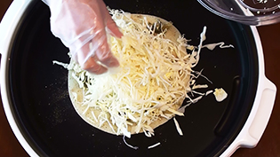 ���n�̏�ɐ�؂�ɂ����L���x�c�������Ղ�̂���