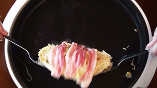 2�{�̑傫�ȃw�����g���āA��O�ɂ���������悭�Ԃ�