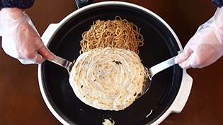 ��؂��w���Ŏ����グ�Ă��΂̏�ɏd�˂�