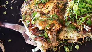 �M�X�̓S�̏�Ńw���Ő؂蕪���Ȃ���H�ׂ�