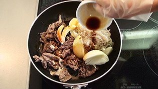 砂糖、みりん、醤油の調味料を加える