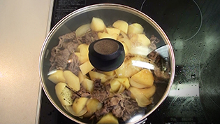火を止め、ふたをして5分蒸らせば、ほくほく肉じゃがの完成