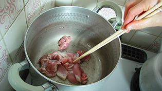 鍋に大さじ1の油を熱し、鶏肉を炒めて色が変わったらザルに上げる