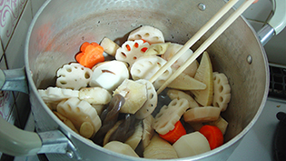 大さじ1の油を足し、絹さや以外の具を一度に入れて炒める