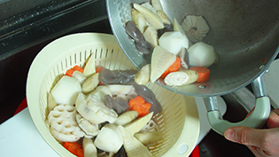 油が全体に回ったら鶏肉のザルにあける
