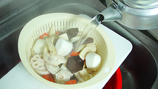 全体に熱湯をたっぷり回しかけて油抜きをする