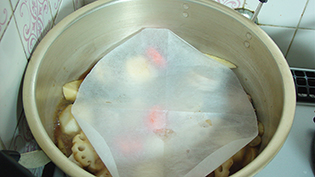 煮立ったら【B】の調味料を加え、紙の落としブタをして中弱火で煮汁がほとんどなくなるまで煮る