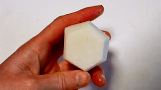 里芋の皮を六方にむく様子の動画