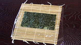 巻きすに半切の海苔をのせている
