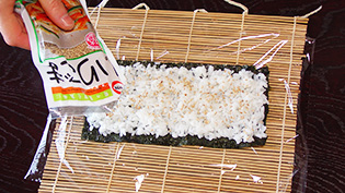 ごまを均等にふりかけている