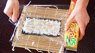 ラップをかけ、軽く押さえている