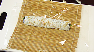 巻きすにラップを敷き、裏巻きをのせている