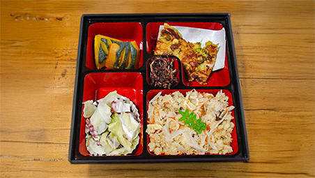 いつものおかずを松花堂弁当箱に詰めるとちょっぴり豪華に見える