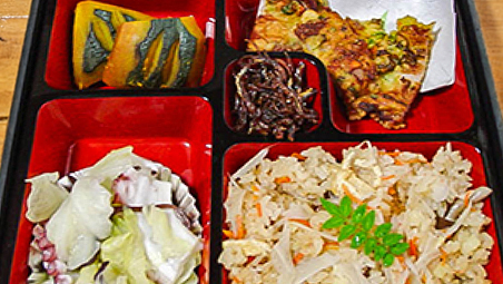 弁当箱の内側が赤い色だと飾り付けたおかずが美味しそうに見える
