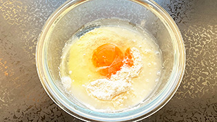 �{�E���ɏ������Ɛ��A�����A���E�Ӟ������č������킹�Ă���