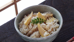 粉と肉をビニール袋に入れて振れば少量のころもですむ