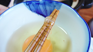 �����ɗ����������A�J���U�𔢂Ŏ�菜���Ă���
