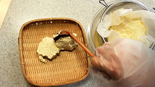 竹ザルに盛ってザル豆腐の完成
