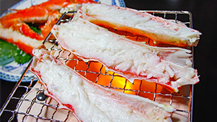 タラバ蟹を網にのせて焼いた焼きガニ