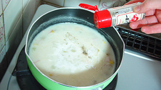 �Ӟ����ӂ�A��ϗ������ĂƂ�݂�������΂��~�߂悤�Ƃ��Ă���
