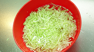 ��؂�ɂ����L���x�c�𐔕����ɂ��炵�ăV���L�V���L�����o��