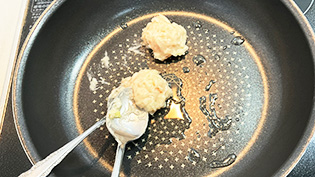 �t���C�p���ɃT���_�����Ђ��A�X�v�[��2�{���g���Ď�𗎂Ƃ��A�ۂ��������`�ɐ����Ă���